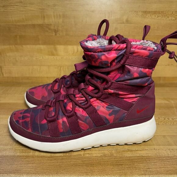 Women's Nike Roshe One Hi Print Sneakerboots, SAMPLE Size 7 Deep Garnet Berry - Picture 3 of 6